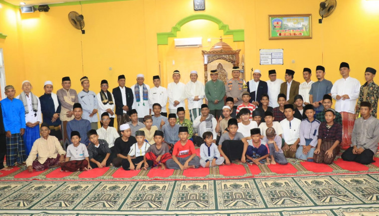 Sekda Ingatkan Kebersamaan dalam Tarawih Keliling di Masjid Jamiatul Khair